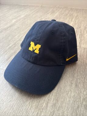 Michigan Wolverines - Nike Dri-Fit Heritage86 - Strapback Hat Cap - OSFM